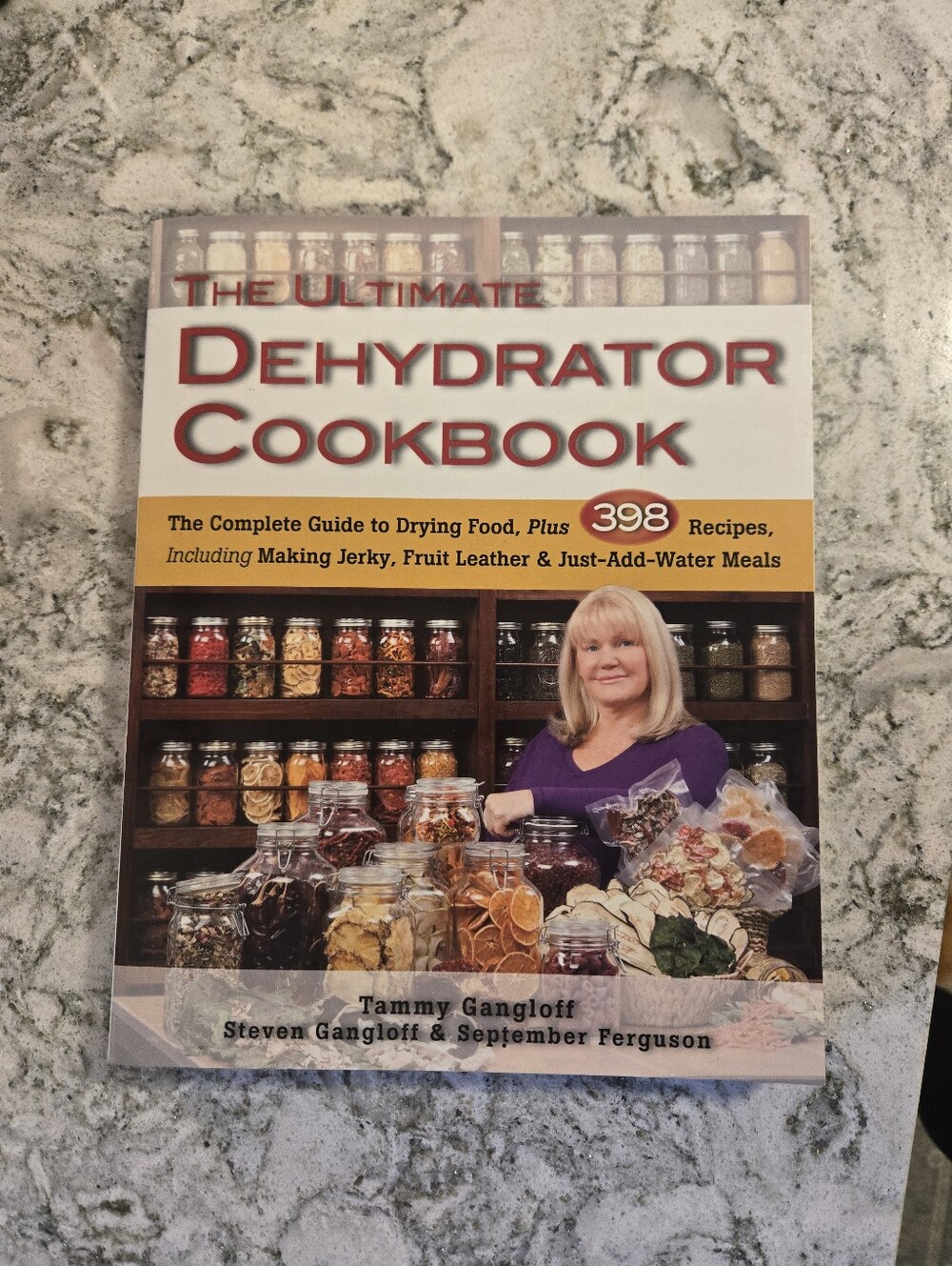 The Ultimate Dehydrator Cookbook - White/Cream Cover